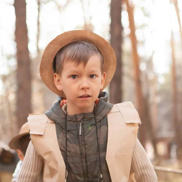 eğlenceli çocuk paleontolog kostüm ile Doğum günü. Dinozor Park, açık ile festival partisi