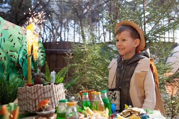 Aniversário Divertido Com Menino Traje Paleontólogo Festa Festiva Com Dinossauro — Fotografia de Stock