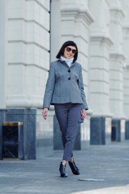 Şehir arka plan, açık üzerinde güzel kadın portresi