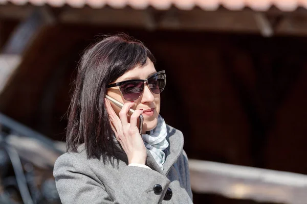 Portret Van Mooie Vrouw Achtergrond Van Stad Buiten — Stockfoto