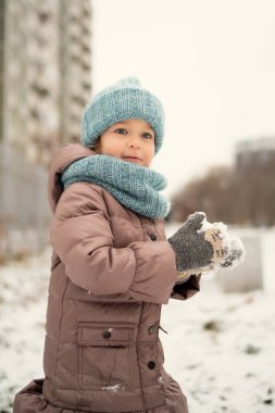 Kış yürüyüş küçük çok kırmızı kız, açık