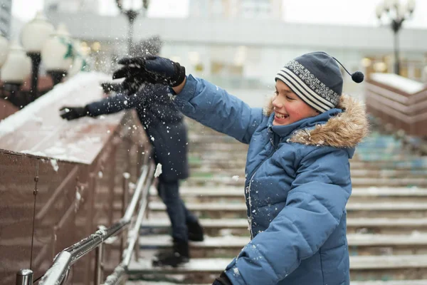Eğlenceli Yürümek Çocuklar Kış City Mutlu Kardeşler Dışında Oynarken — Stok fotoğraf