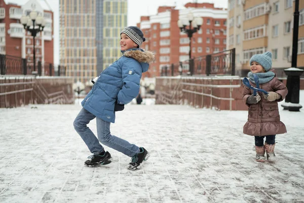 Caminar Niños Divertidos Ciudad Invierno Feliz Hermano Hermana Jugando Afuera — Foto de Stock