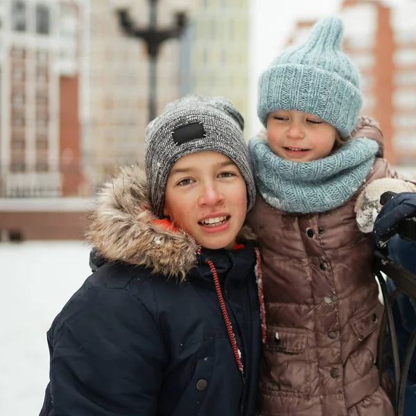 Leuke Lopen Kinderen Winter Stad Gelukkig Broer Zus Buiten Spelen — Stockfoto
