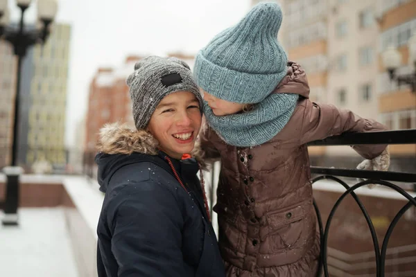 Caminhe Crianças Divertidas Cidade Inverno Feliz Irmão Irmã Brincando Fora — Fotografia de Stock