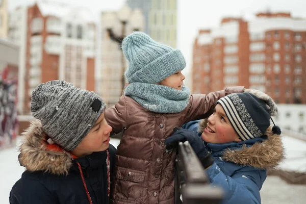 Caminhe Crianças Divertidas Cidade Inverno Feliz Irmão Irmã Brincando Fora — Fotografia de Stock