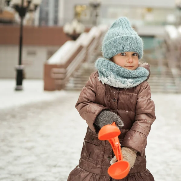 Caminhada Inverno Menina Bonita Ruiva Pequena Livre — Fotografia de Stock