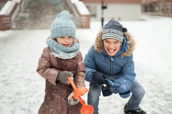 在冬季城市里散步有乐趣的孩子 快乐的兄妹在外面玩耍 — 图库照片