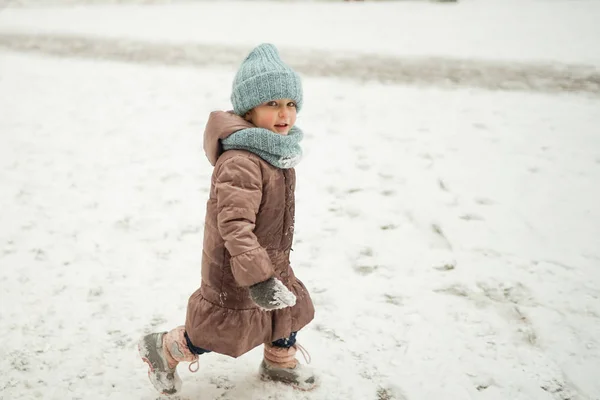小漂亮红润的女孩的冬季散步 — 图库照片