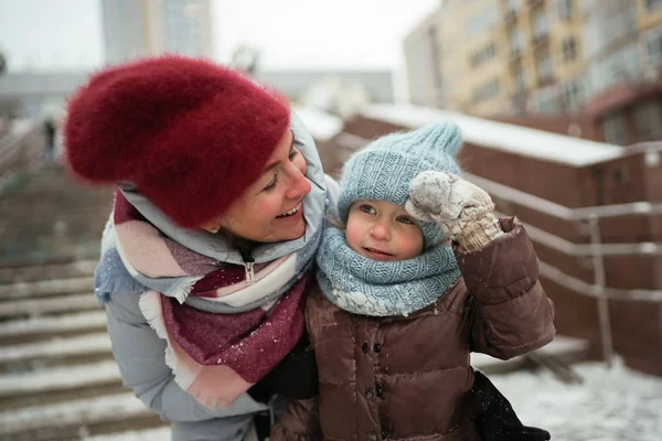 Caminar Familia Divertida Ciudad Invierno Feliz Madre Hija Jugando Afuera — Foto de Stock