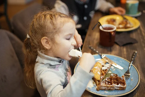 Niña Come Gofres Vieneses Con Helado Cafetería Interior —  Fotos de Stock