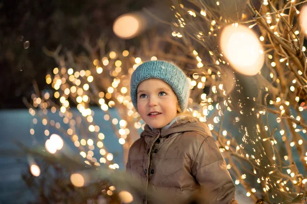 Portret Van Gelukkig Meisje Winteravonden Achtergrond Van Kerstverlichting Buiten — Stockfoto