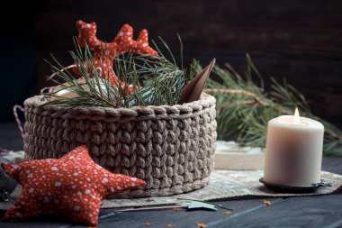 Kırmızı sepet Noel ağacı Noel topları