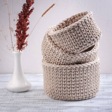 Beyaz arka plan üzerinde kordon örme bej sepetleri