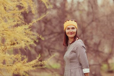 güzel kadın örgü taç sonbahar park, açık yürür