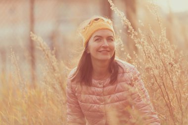 güzel kadın örgü taç sonbahar park, açık yürür