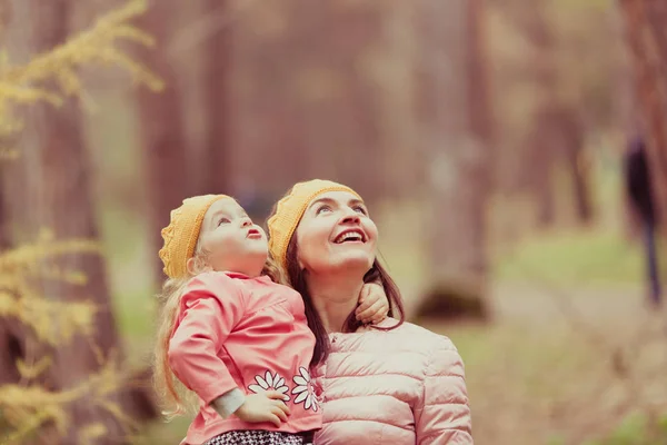 Schöne Mädchen Und Mutter Gestrickten Krone Spaziergang Herbst Park Freien — Stockfoto