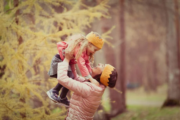 Beautiful Girl Mother Knitted Crown Walk Autumn Park Outdoor — Stock Photo, Image