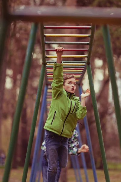 Мальчик Занимается Спортом Свежем Воздухе Подросток Занимается Спортом Осеннем Парке — стоковое фото