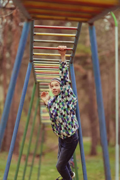 Menino Jogando Esportes Livre Adolescente Vai Para Esportes Parque Outono — Fotografia de Stock