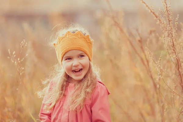 Mooi Meisje Gebreide Kroon Wandelingen Herfst Park Buiten — Stockfoto