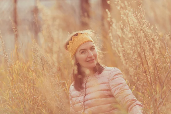 Schöne Frau Strickkronen Spaziert Herbst Park Freien — Stockfoto