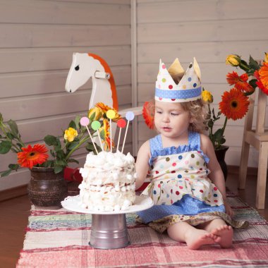 Mutlu süslü güzel şirin bebek kız kutluyor Doğum günü, eğlenceli sevimli küçük kız Doğum günü.