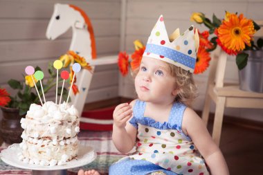 Mutlu süslü güzel şirin bebek kız kutluyor Doğum günü, eğlenceli sevimli küçük kız Doğum günü.