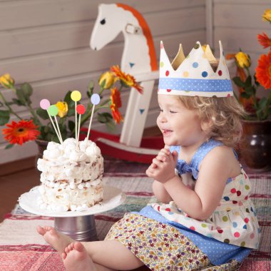 Mutlu süslü güzel şirin bebek kız kutluyor Doğum günü, eğlenceli sevimli küçük kız Doğum günü.