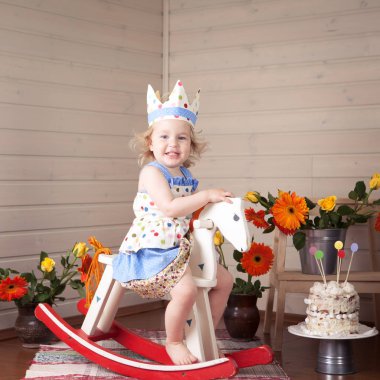 Mutlu süslü güzel şirin bebek kız kutluyor Doğum günü, eğlenceli sevimli küçük kız Doğum günü.