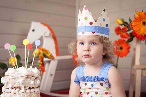 Mutlu süslü güzel şirin bebek kız kutluyor Doğum günü, eğlenceli sevimli küçük kız Doğum günü.