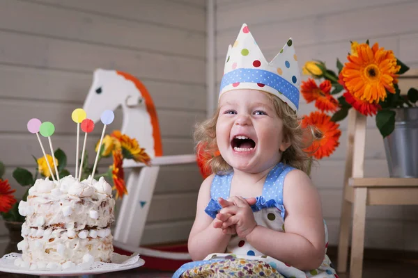 Mutlu süslü güzel şirin bebek kız kutluyor Doğum günü, eğlenceli sevimli küçük kız Doğum günü.