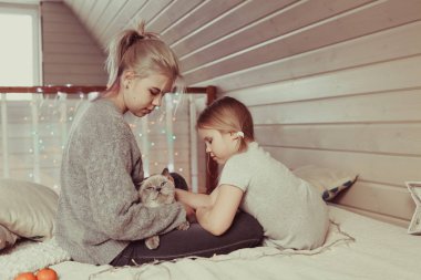 iki güzel mutlu Sisters hyuggi tarzı ahşap evde rahat fotoğraf oturumu