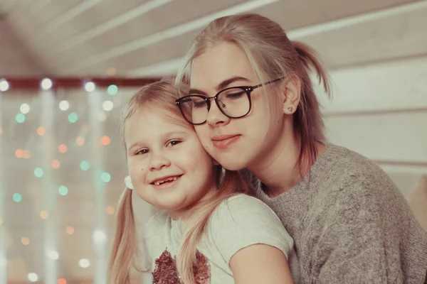 Sessão Fotos Aconchegante Duas Belas Irmãs Felizes Casa Madeira Estilo — Fotografia de Stock