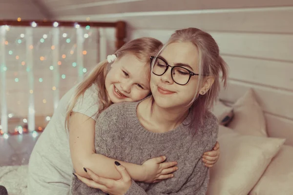 Sessão Fotos Aconchegante Duas Belas Irmãs Felizes Casa Madeira Estilo — Fotografia de Stock