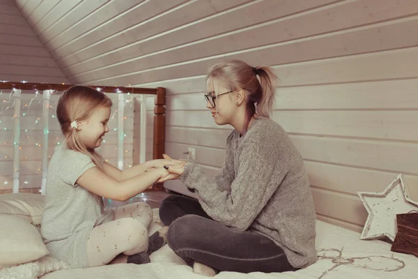 Cozy Photo Session Two Beautiful Happy Sisters Wooden House Style — Stock Photo, Image