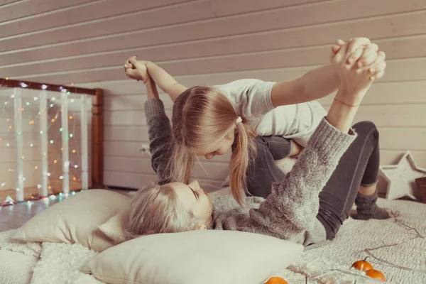 Sessão Fotos Aconchegante Duas Belas Irmãs Felizes Casa Madeira Estilo — Fotografia de Stock