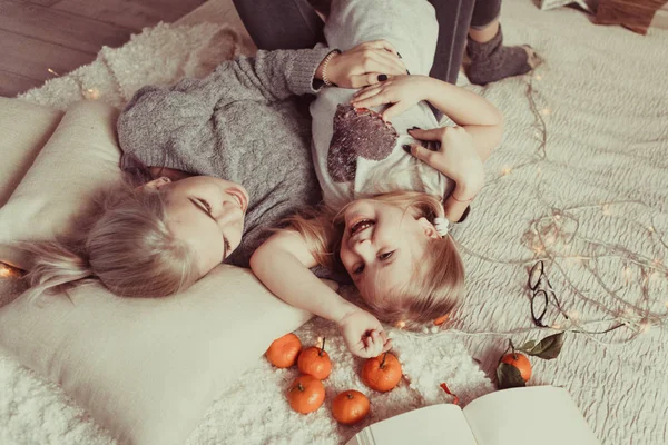 Sessão Fotos Aconchegante Duas Belas Irmãs Felizes Casa Madeira Estilo — Fotografia de Stock