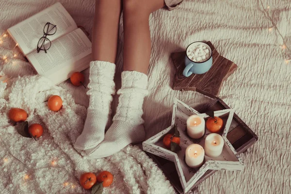 Kadın bacaklar beyaz Örme Çorap, fotoğraf Hyugge stil, rahatlık ve sıcak ruh hali