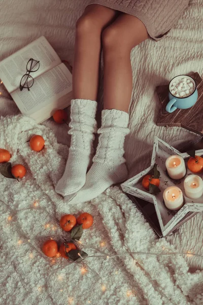 Jambes Femme Chaussettes Tricotées Blanches Photo Dans Style Hyugge Confort — Photo