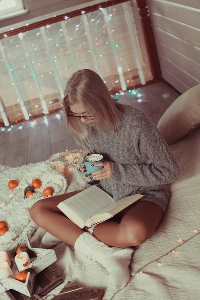 Schöne Mädchen Hält Becher Mit Getränk Und Liest Buch Foto — Stockfoto