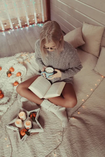 Menina Bonita Segura Caneca Com Bebida Livro Foto Estilo Hyugge — Fotografia de Stock