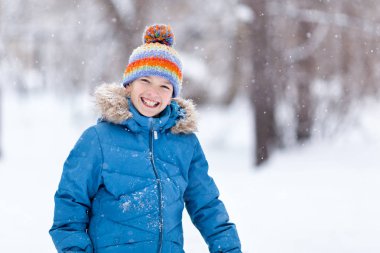Winter park, açık oynayan neşeli mutlu çocuk portresi