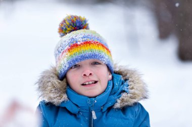 Winter park, açık oynayan neşeli mutlu çocuk portresi