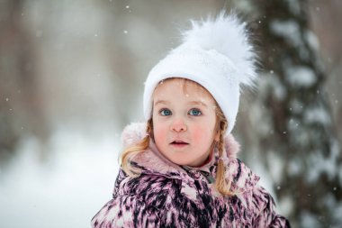 winter Park, açık yolda küçük kız