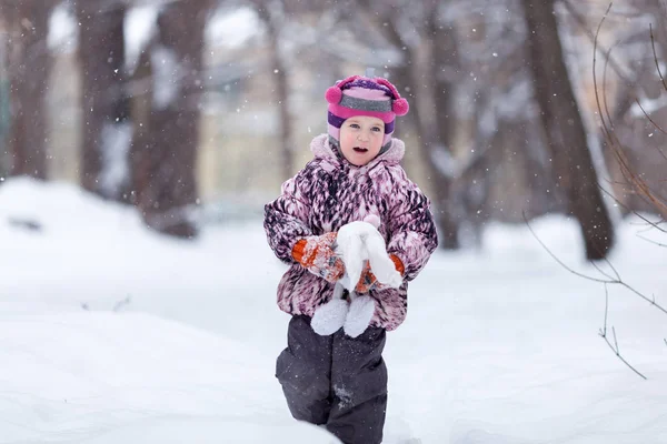 小女孩在冬季公园散步 — 图库照片