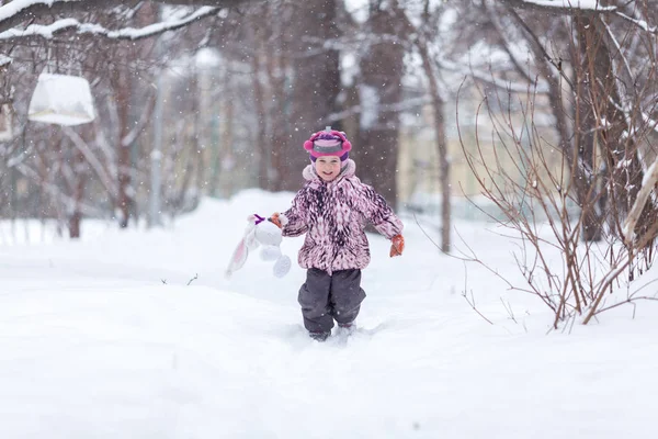 Little Girl Walk Winter Park Outdoor — Stock Photo, Image