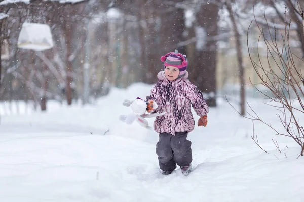 Liten Flicka Promenad Winter Park Utomhus — Stockfoto