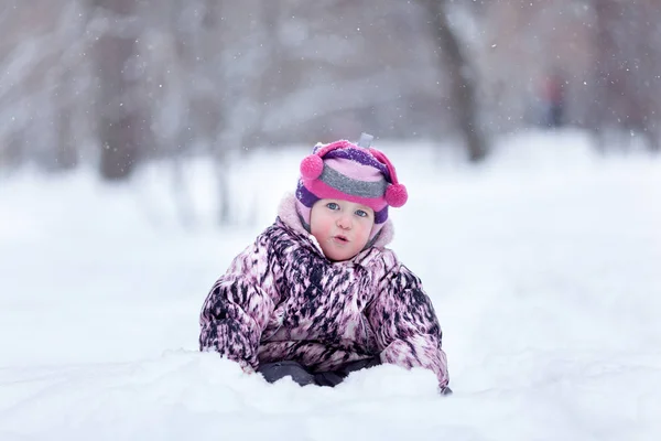 冬の公園 屋外の散歩の女の子 — ストック写真