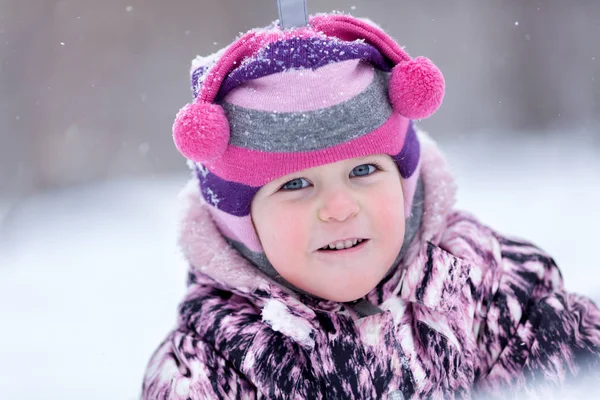 Niña Pie Parque Invierno Aire Libre — Foto de Stock